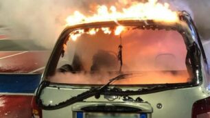 L’auto in fiamme e l’intervento dei vigili del fuoco