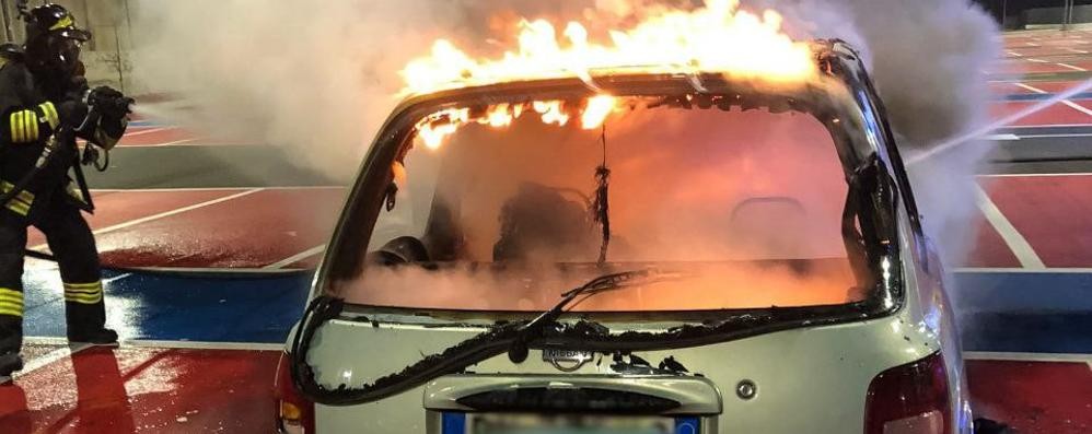 L’auto in fiamme e l’intervento dei vigili del fuoco