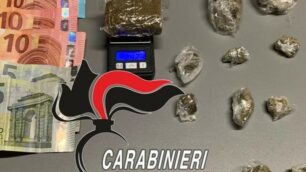 Droga, soldi e bilancino sequestrati dai carabinieri