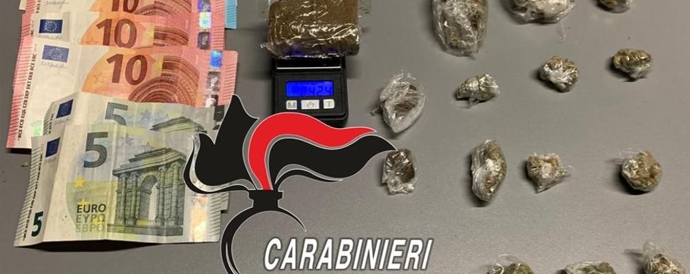 Droga, soldi e bilancino sequestrati dai carabinieri