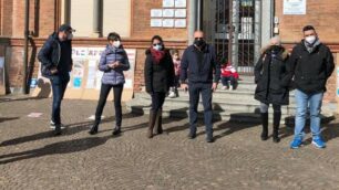 Biassono, sit in genitori contro la chiusura delle scuole. Genitori davanti alla scuola elementare Aldo Moro