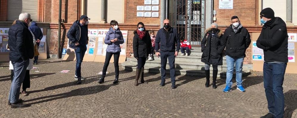 Biassono, sit in genitori contro la chiusura delle scuole. Genitori davanti alla scuola elementare Aldo Moro