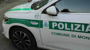 Un’auto della polizia locale di Monza