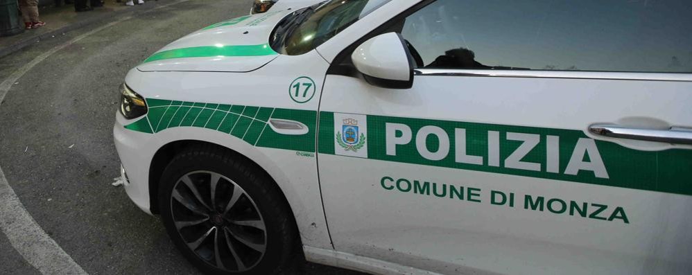 Un’auto della polizia locale di Monza