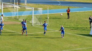 Danilo Alessandro esulta, lanciando in alto il pallone, dopo il rigore decisivo