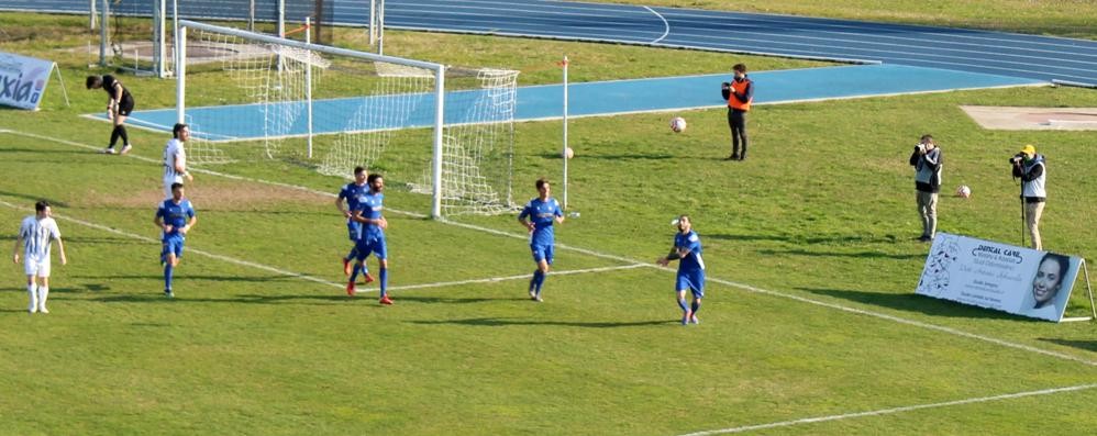 Danilo Alessandro esulta, lanciando in alto il pallone, dopo il rigore decisivo