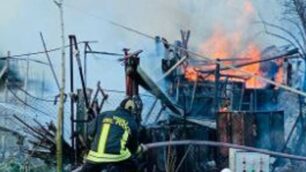 Il deposito attrezzi in fiamme