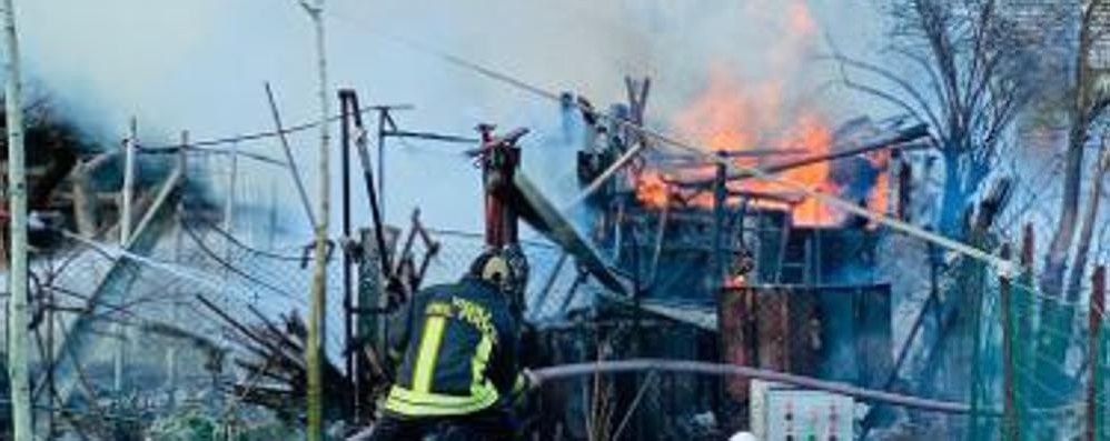 Il deposito attrezzi in fiamme