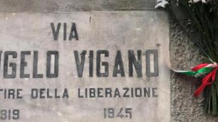 Una targa che ricorda Angelo Viganò, uno dei martiri caratesi