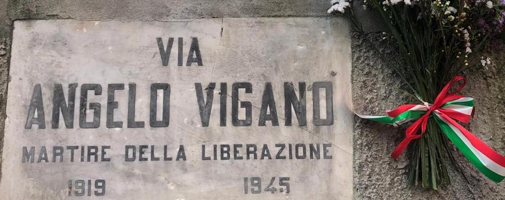Una targa che ricorda Angelo Viganò, uno dei martiri caratesi