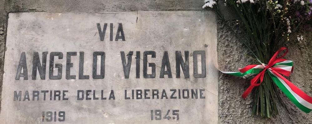 Una targa che ricorda Angelo Viganò, uno dei martiri caratesi