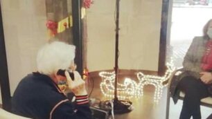 Una telefonata attraverso il vetro nel periodo natalizio alla rsa di Cesano Maderno