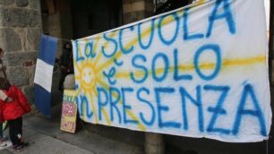Una protesta di genitori e figli a Monza per la chiusura delle scuole