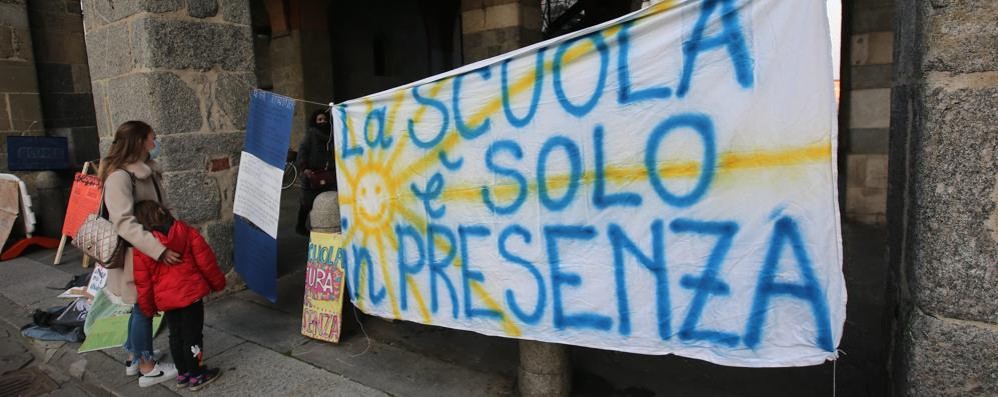 Una protesta di genitori e figli a Monza per la chiusura delle scuole