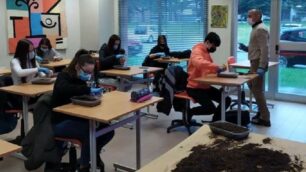 Studenti del Parini impegnati in un laboratorio in classe