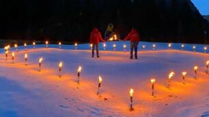 Un cuore di fiaccole sulla neve