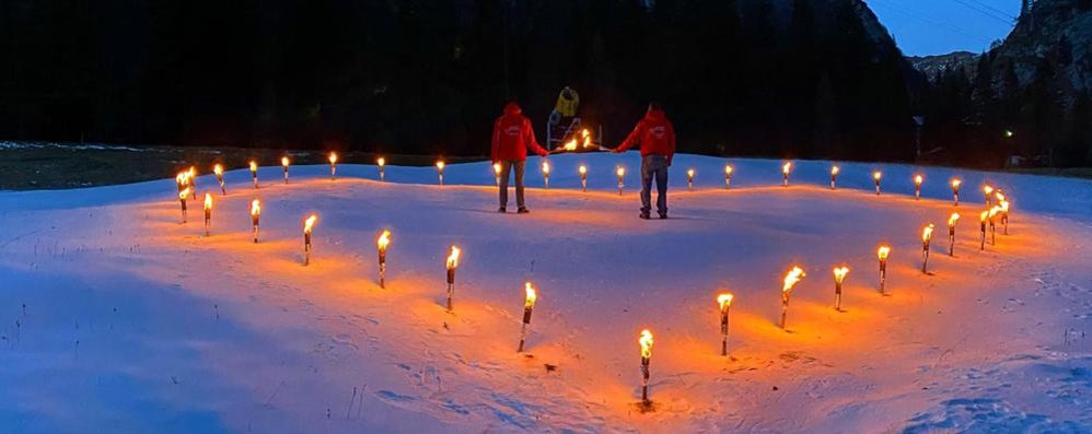 Un cuore di fiaccole sulla neve