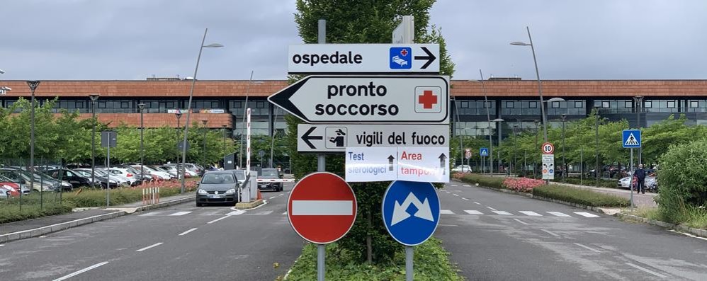 Il viale d’accesso all’ospedale di Vimercate