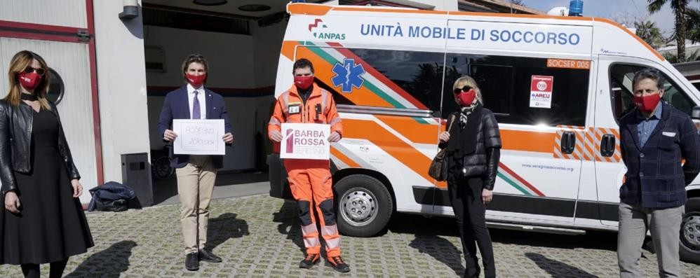 La consegna della donazione a Seregno soccorso