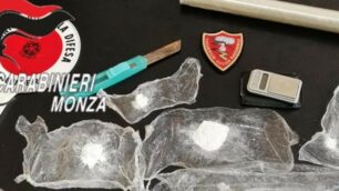 Il materiale e a droga sequestrati