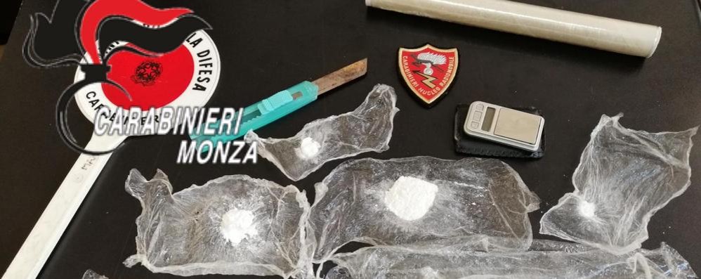 Il materiale e a droga sequestrati