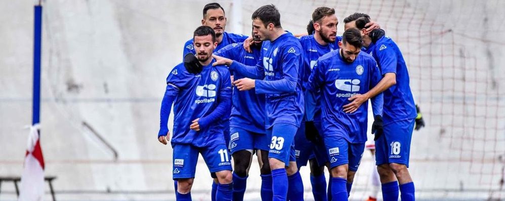 Calcio serie D: la  Folgore Caratese battuta dal Bra. La gioia per il gol del pareggio soffocata da altri tre gol dei piemontesi