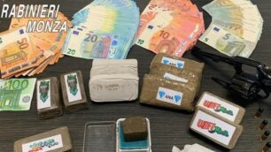 La droga, la pistola e il denaro sequestrati