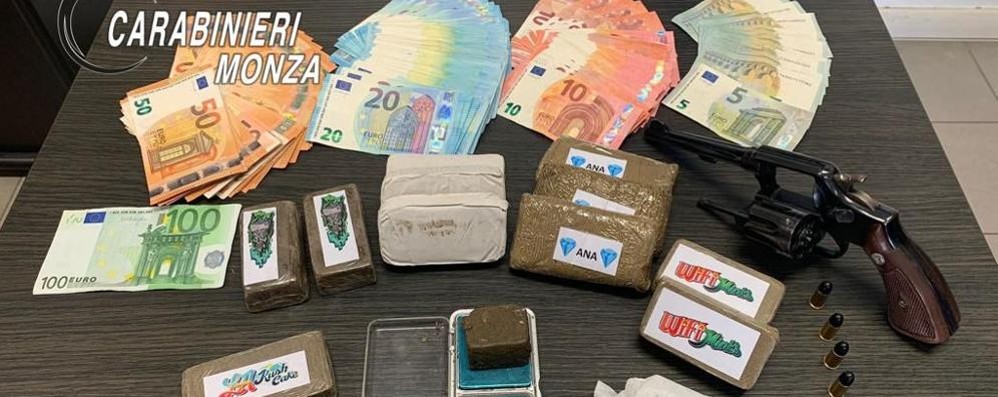 La droga, la pistola e il denaro sequestrati