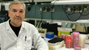 Il professor Fabrizio Maggi, direttore del laboratorio di Microbiologia dell’Asst Sette Laghi di Varese