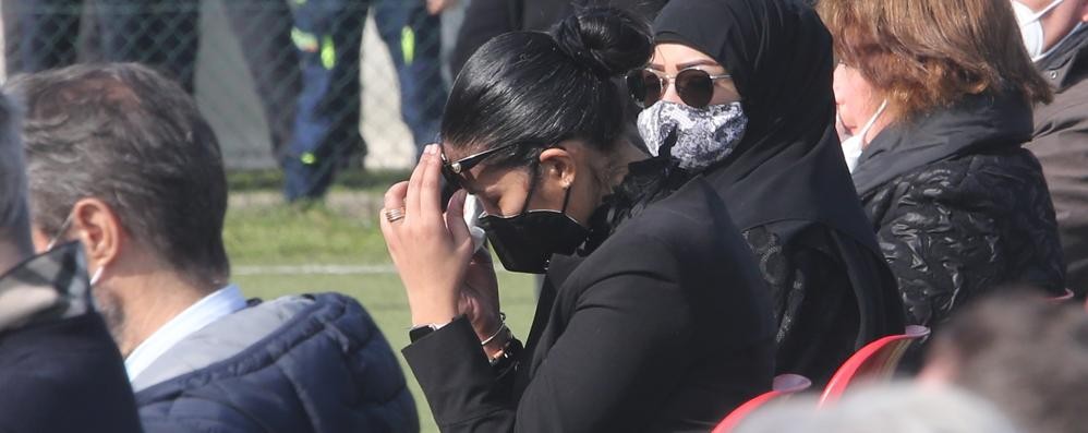 La moglie di Luca Attanasio, Zakia Seddiki, durante i funerali dell’ambasciatore, a Limbiate