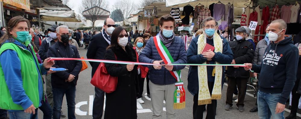 Il taglio del nastro da parte del sindaco Alberto Rossi