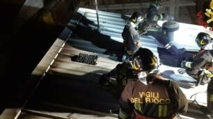 I vigili del fuoco sul tetto