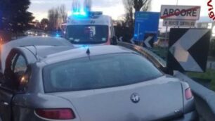 Una delle tre auto coinvolte e i mezzi di soccorso lungo la Sp7