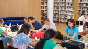 Ragazzi impegnati nello studio in biblioteca