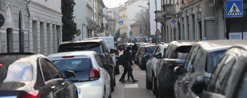 Una via di Monza vicino a una scuola