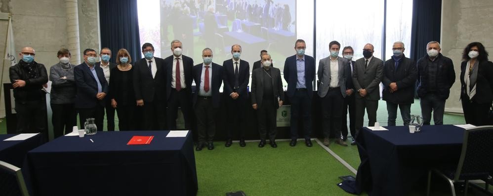 Foto di gruppo per Delpini, al centro, con gli amministratori locali