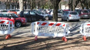 Le transenne per evitare il parcheggio selvaggio al cimitero di Lissone
