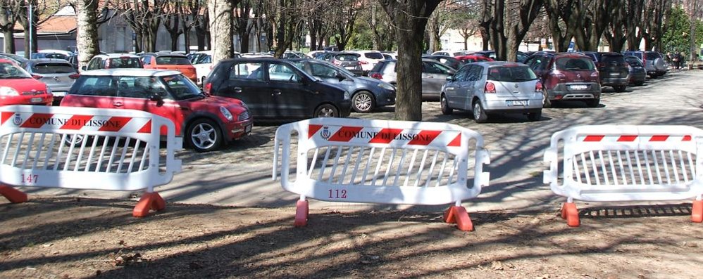 Le transenne per evitare il parcheggio selvaggio al cimitero di Lissone