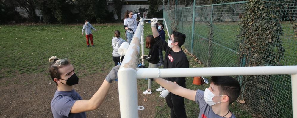 Monza Giovani oratorio sn Fruttuoso durante i lavori ai giardini di via Valosa di sotto