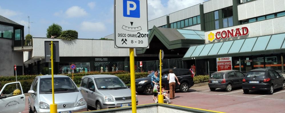 Un parcheggio regolato dal disco orario a Carate