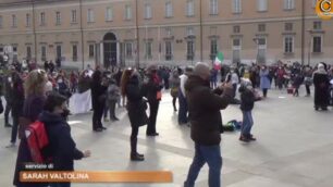 Manifestazione a Monza, 400 in piazza per dire basta Dad: «Non è scuola»
