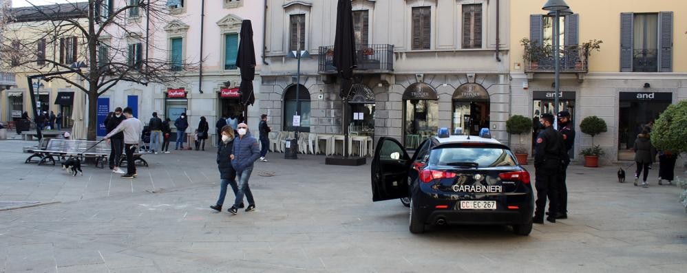 I carabinieri in piazza Vittorio Veneto