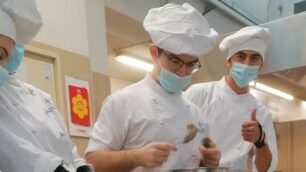 Al don Gnocchi pronti a servire il pranzo della tradizione lombarda