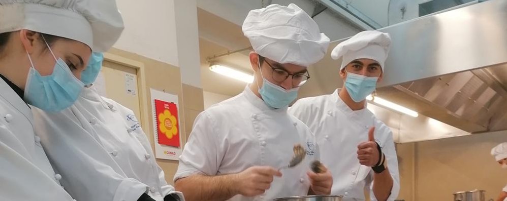 Al don Gnocchi pronti a servire il pranzo della tradizione lombarda