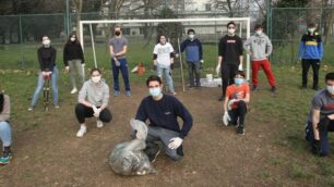 I ragazzi dell’oratorio di San Fruttuoso sistemano il campo da calcio di via Valosa di Sotto