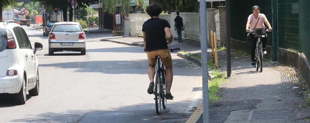 Monza: ciclisti in via Boito