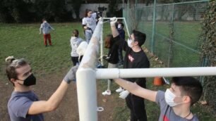 Monza Giovani oratorio sn Fruttuoso durante i lavori ai giardini di via Valosa di sotto