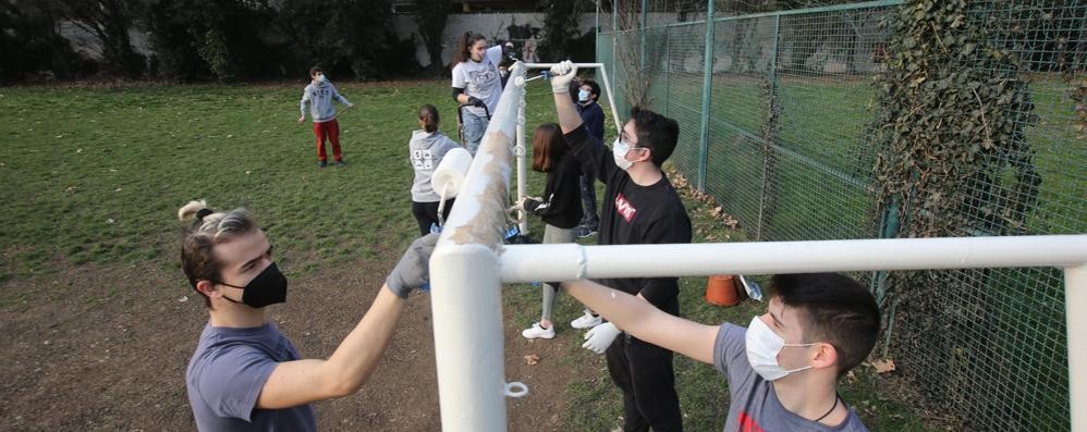 Monza Giovani oratorio sn Fruttuoso durante i lavori ai giardini di via Valosa di sotto