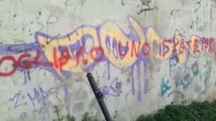Monza le scritte sul muro per lo skate park