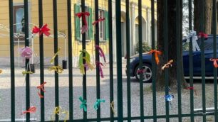 Nastrini colorati sulla cancellata della scuola dell’infanzia